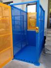 Piattaforma a pantografo per sole merci con reti di protezione e cancelli di sicurezza