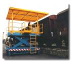 Piattaforma elevatrice per il carico/scarico di vagoni ferroviari